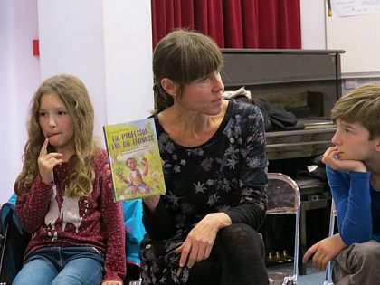 2018 Dagmar Petrick bei einer Schreibwerkstatt mit Kindern
