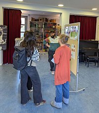 Maria Oertel und Marcel Weigelt unterhalten sich mit Erstsemesterstudierenden zum Meet&Greet 2025
